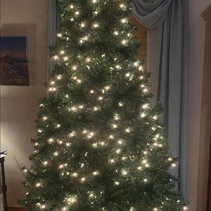 Lighted 7&1/2 ft Christmas tree